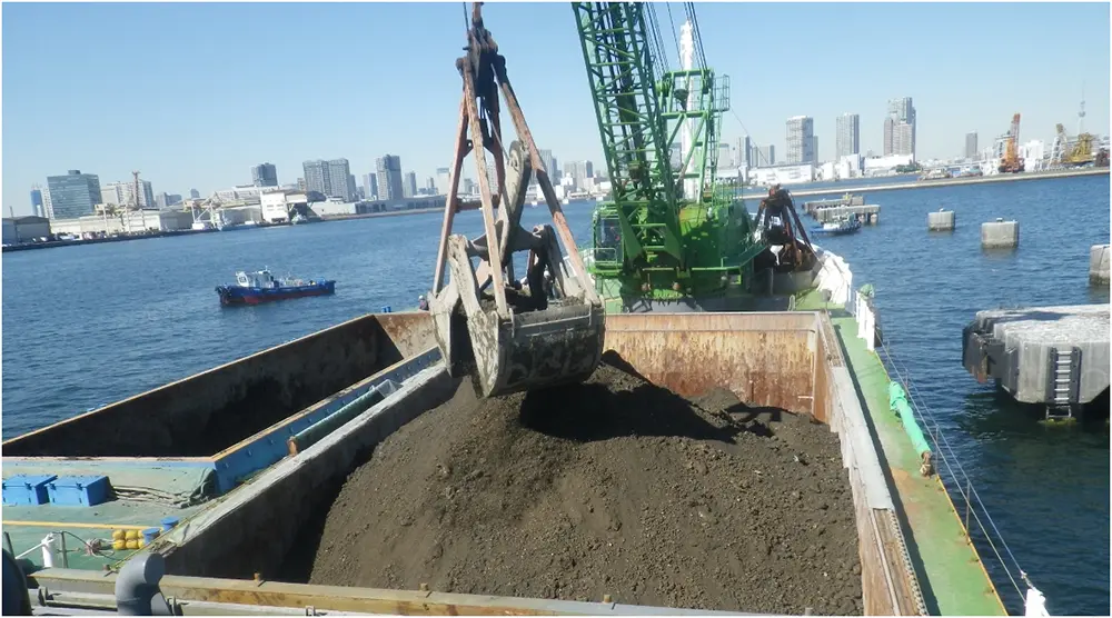 東京港にて本船積込み②