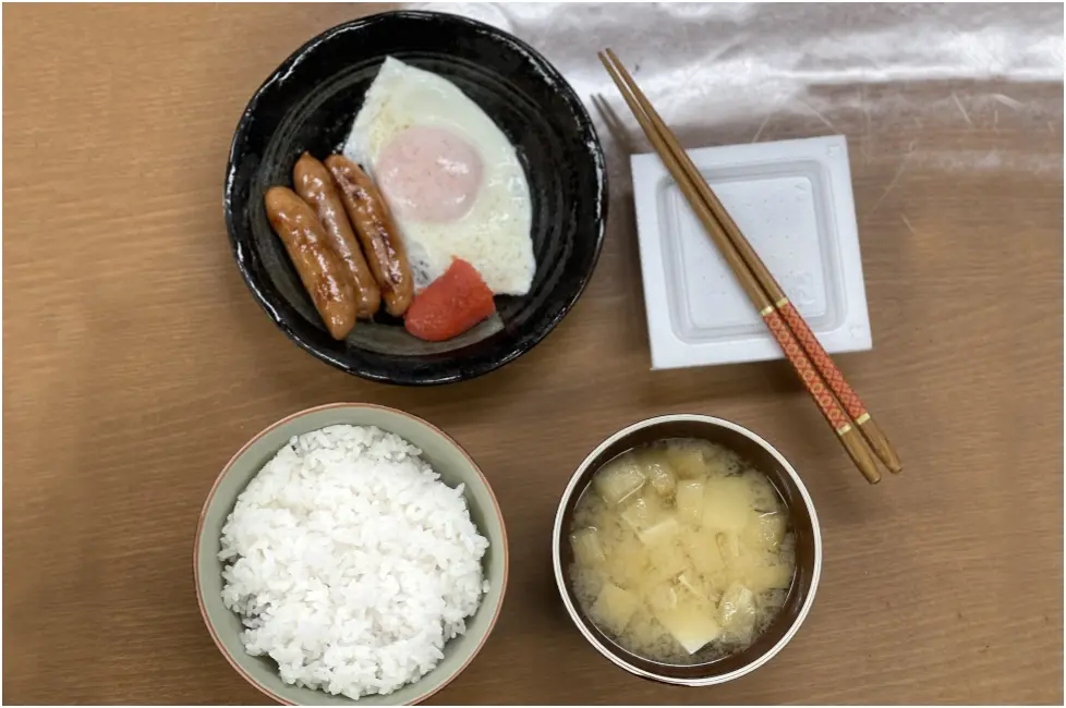 ［朝食例］ご飯、みそ汁、納豆、目玉焼き、ウインナー